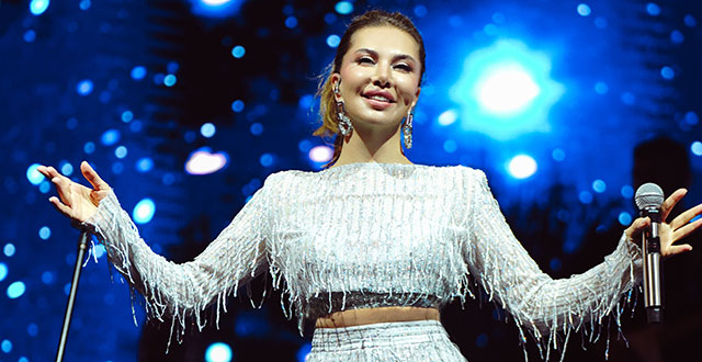 Ebru Yaşar... BAŞKENT'TE YAĞMUR ALTINDA 18 BİN KİŞİYE KONSER!