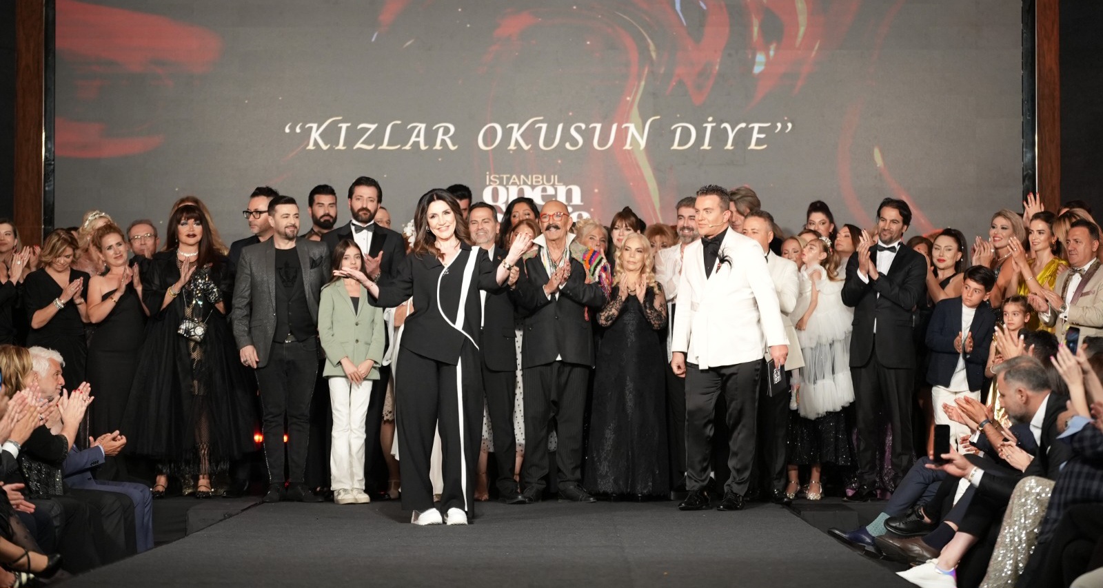 'KIZLAR OKUSUN' DİYE PODYUMA ÇIKTILAR!