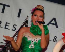 Demet Akalın... ESKİ KIYAFETLERİNİ GİYİYOR!