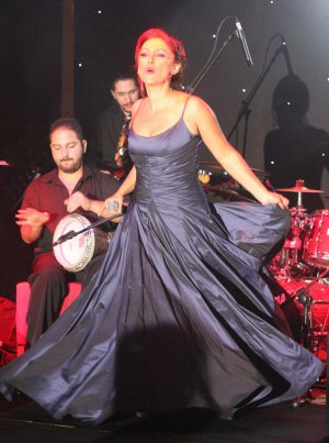 Zeliha Sunal... SAHNEDE MÜZİĞİ HARMANLAYACAK!