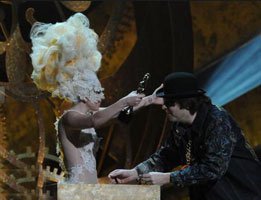Lady Gaga...''BRİT AWARDS'' ÖDÜLÜNDE YİNE GÜLDÜRDÜ!....