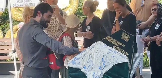 Akın Altınözü... ANNESİNİN CENAZESİNDE GÖZYAŞLARINA BOĞULDU!