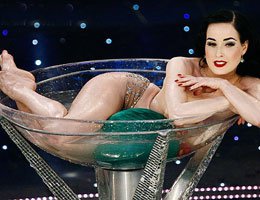Dita von Teese...SANREMO'YA STRİPTİZ DAMGA VURDU!...