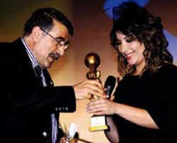 Şebnem Bozoklu... ÖDÜLÜNÜ TARİHİ ESER SANDILAR!