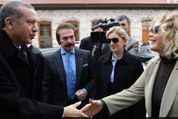 BAŞBAKAN SANATÇILARLA KAHVALTIDA BULUŞTU!