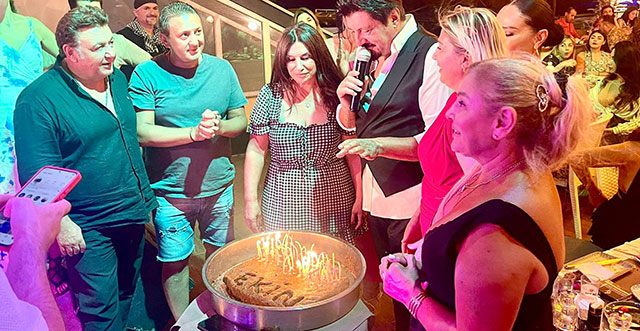 Ekin... DOĞUM GÜNÜ'NDE ÇİĞKÖFTEDEN PASTA ÜFLEDİ!