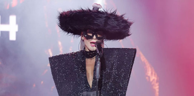 Hande Yener... 'YALAKA' ELEŞTİRİLERİNE CEVAP VERDİ; 'DEVLET BÜYÜĞÜMLE KONUŞACAĞIM TABİİ'