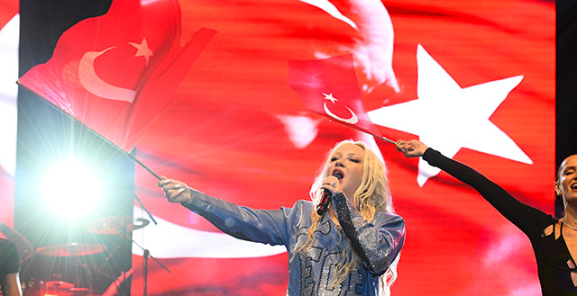 Ece Seçkin... CUMHURİYET BAYRAMI'NDA MANİDAR KOMBİN!