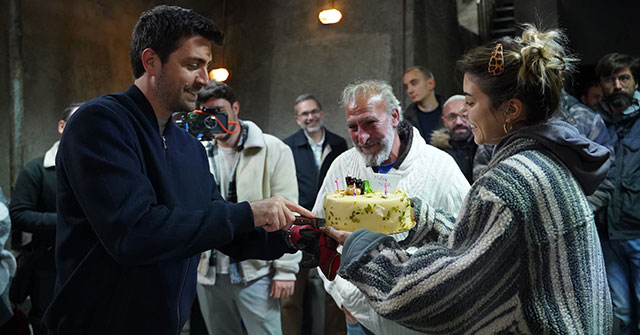 Çağlar Ertuğrul... KALPAZAN SETİNDE SÜRPRİZ KUTLAMA!