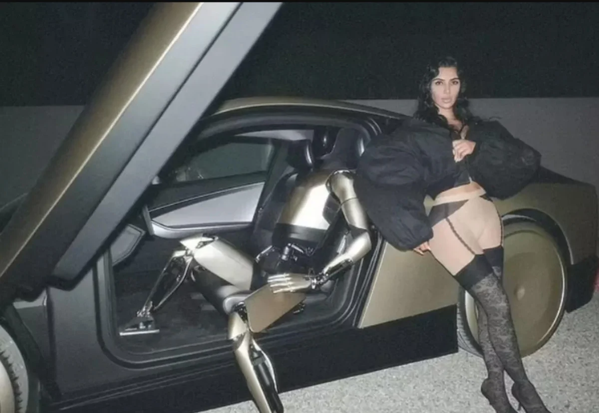 Kim Kardashian... TESLA ROBOTUNUN KUCAĞINA OTURDU!..