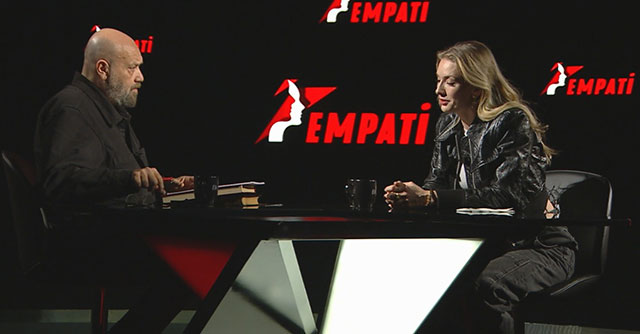 Yasemin Allen... 'KRALİYET PİTONU BESLİYORUM!'