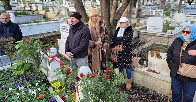 Tuğba Özay... İKİNCİ ÖLÜM YILDÖNÜMÜNDE BABASININ ANISINA LOKMA DAĞITTI!