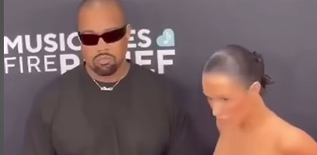 Kanye West... EŞİNİN 'ÇIPLAK KOSTÜMÜ' GRAMMY'E DAMGA VURDU!