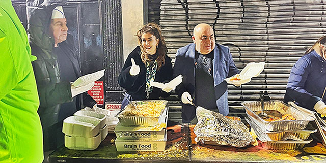 Nadide Sultan... NEWYORK'TA EVSİZLERE YEMEK DAĞITTI!
