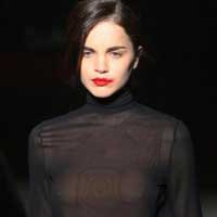 Tuğçe Kazaz... TRANSPARAN KIYAFETİ NEFES KESTİ!