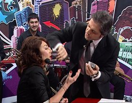 Ragıp Savaş... CANLI YAYINDA SUNUCUNUN MAKYAJINI YAPTI...