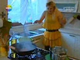 Fulden Uras?10 YIL SONRA İLK KEZ YEMEK YAPINCA KENDİNİ YAKIYORDU?