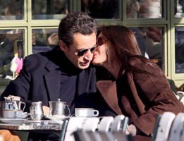 flaş.../Carla Bruni...SARKOZY'İ BİR ŞARKICIYLA ALDATTI!...