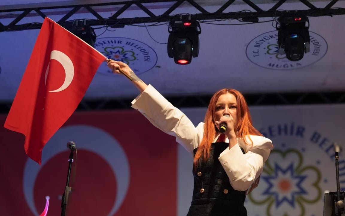 Güliz Ayla... KAVAKLIDERE'DE 19 MAYIS RÜZGARI!