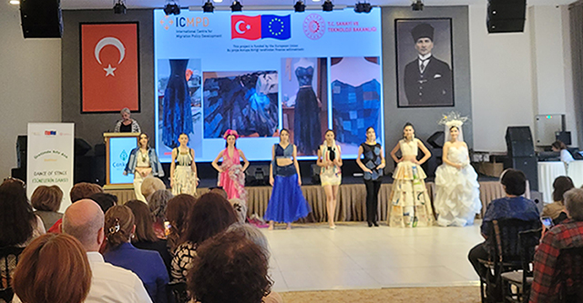 Zeliha Sunal... ÜRETİMDE SIFIR ATIK DEFİLESİ!