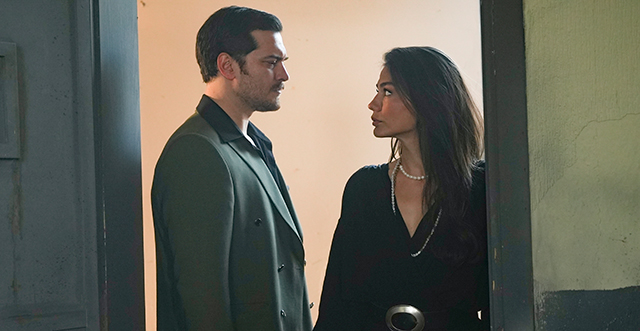 Eşref Rüya... ÇAĞATAY ULUSOY VE DEMET ÖZDEMİR’Lİ SETTEN KEYİFLİ  GÖRÜNTÜLER!