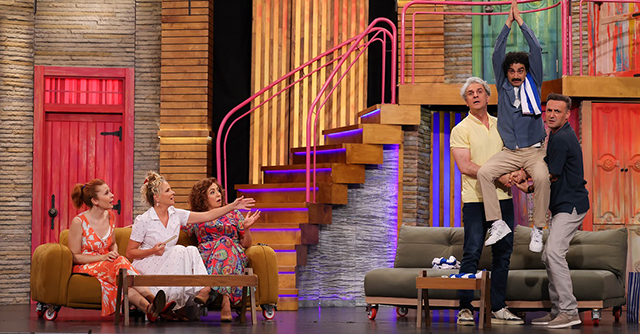 Güldür Güldür Show... KADINLAR MI DUYGUSAL, ERKEKLER Mİ?