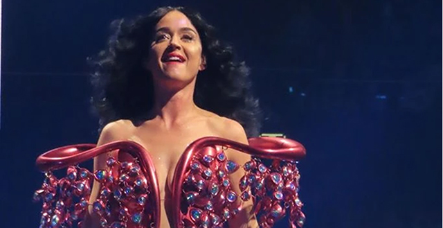 Katy Perry... AYRILIK ACISI; SAHNEDE GÖZYAŞLARINA BOĞULDU!
