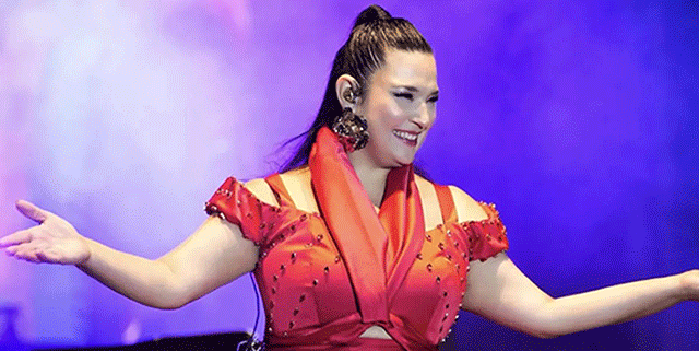 Tuğçe Kandemir... SAHNEYE ÇIKARKEN DÜŞTÜ!