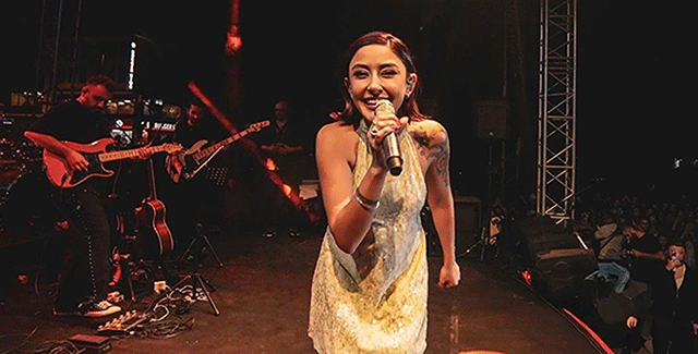 Melek Mosso... KIYAFETİNİ ELEŞTİRENLERE CEVAP GELDİ; 'CANIMIN İSTEDİĞİNİ GİYECEĞİM!'