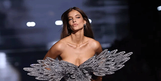 Barbara Palvin... KIRIK AYAKLA PODYUMA ÇIKMIŞ!