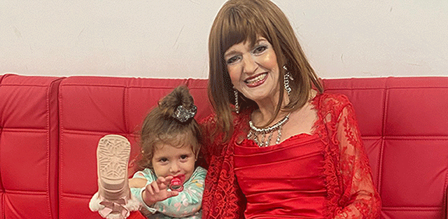 Gülden Karaböcek... TORUNUYLA İLK KEZ POZ VERDİ!