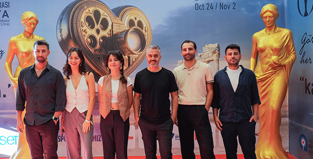 Akşam Yemeği... ANTALYA ALTIN PORTAKAL’DA SEYİRCİYLE BULUŞTU!