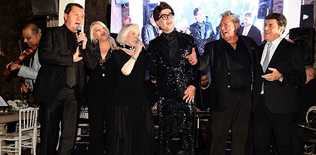 Dünyada İyilik Var Derneği... 1. YAŞINDA! GÖNÜL YAZAR VE ÜNLÜ SANATÇILARLA SAHNEDE COŞTULAR!