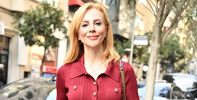 Men tasodifan korish uchun stol ostida onamning mushukini kordim