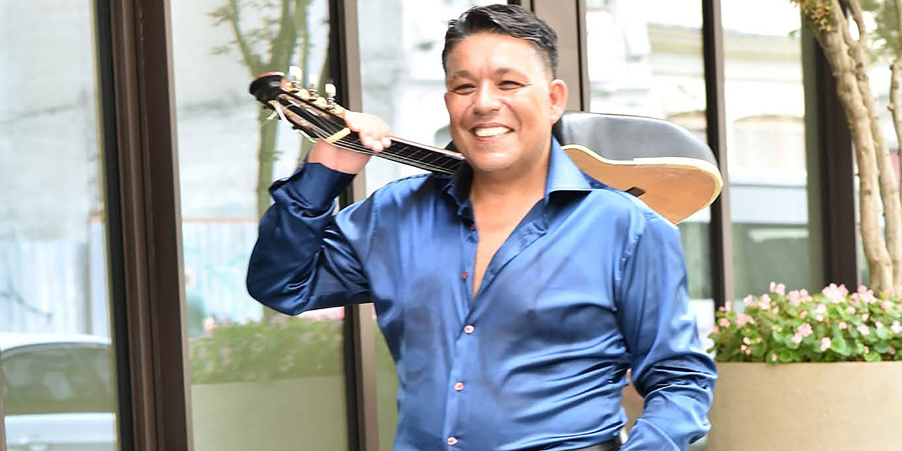 Ahmet Alp… 30 DİLDE SAHNE ALAN SHOWMEN VE SOLİST