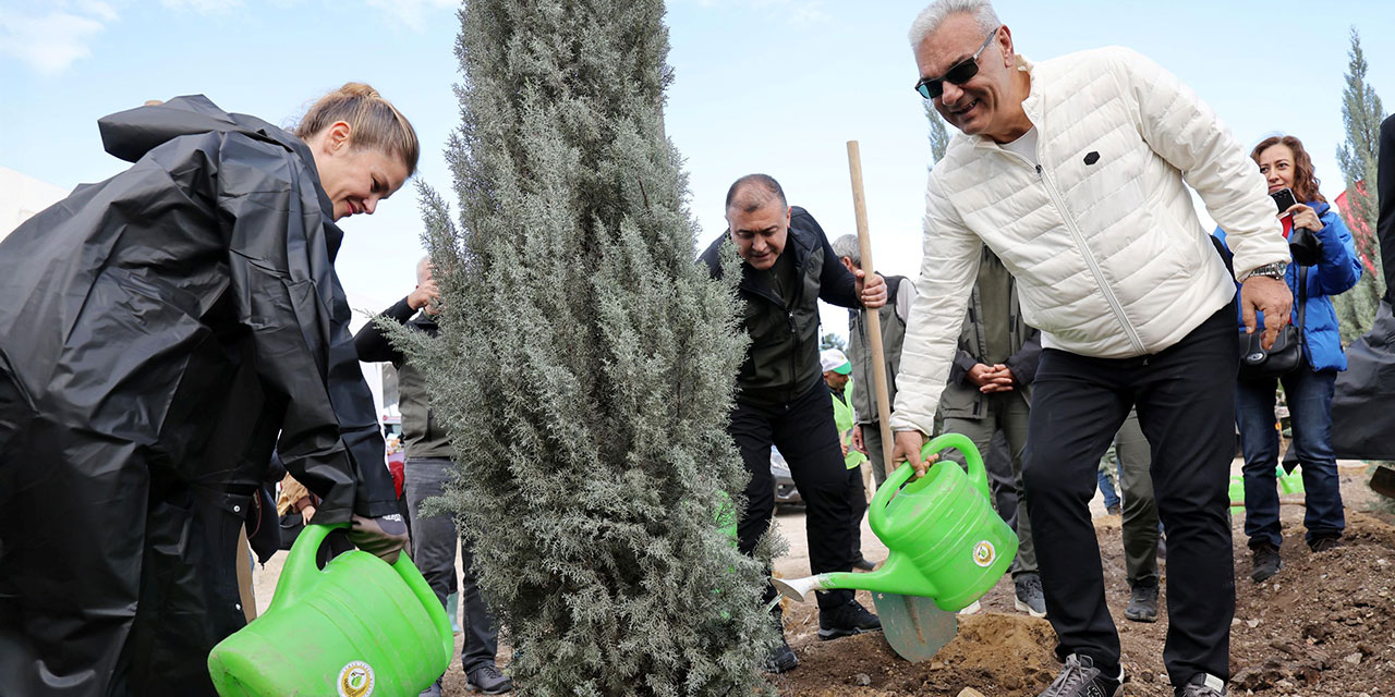 Burcu Biricik… AĞAÇLANDIRMA SEFERBERLİĞİ’NDE İZMİR’DE FİDAN DİKTİ