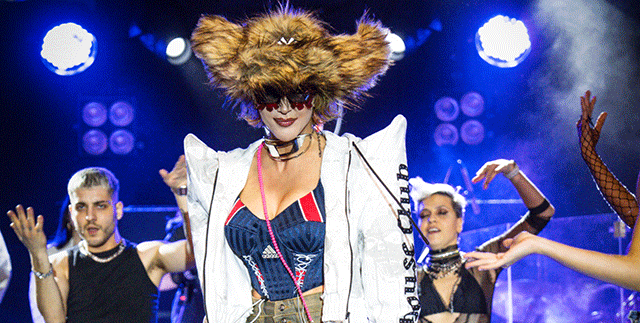 Hande Yener... SAHNESİNDE SÜRPRİZ KONUK!