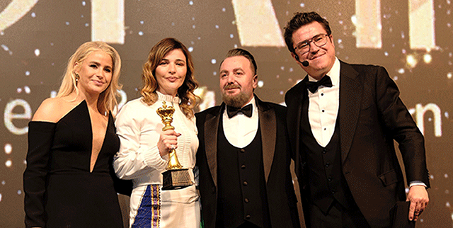 Gonca Vuslateri... YILIN EN İYİ KADIN OYUNCUSU SEÇİLDİ!