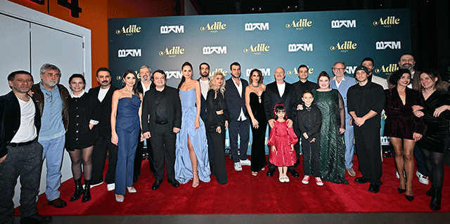 Adile Naşit... GÖRKEMLİ GALA; DAKİKALARCA AYAKTA ALKIŞLANDI!