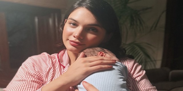 Beste Kökdemir... ÇİÇEĞİ BURNUNDA ANNEDEN OĞLU İLE İLK KARE!..