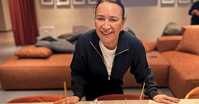 Demet Akbağ... KULİSTE ERKEN DOĞUM GÜNÜ SÜRPRİZİ!