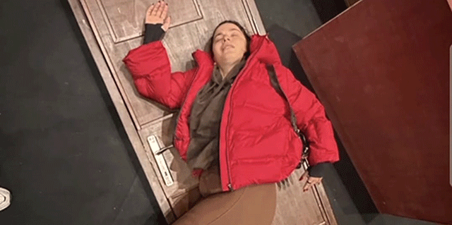 Aslı Bekiroğlu... SAHNE KAZASI GEÇİRDİ; DEKOR KAPISI KAFASINA DÜŞTÜ!