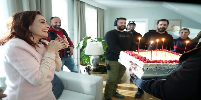 Özgü Namal... DİZİ SETİNDE SÜRPRİZ DOĞUM GÜNÜ PARTİSİ!