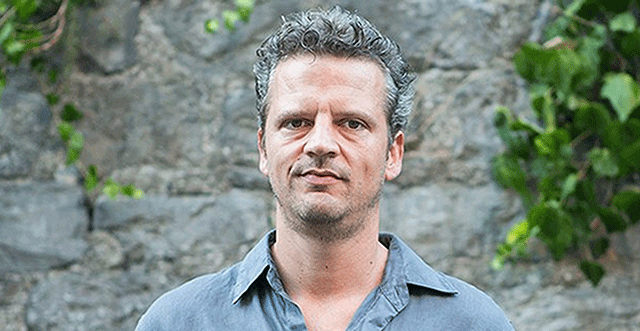 Yönetmen Seren Yüce... KURYE KILIĞINDA SİLAHLI SALDIRGAN TARAFINDAN VURULDU!