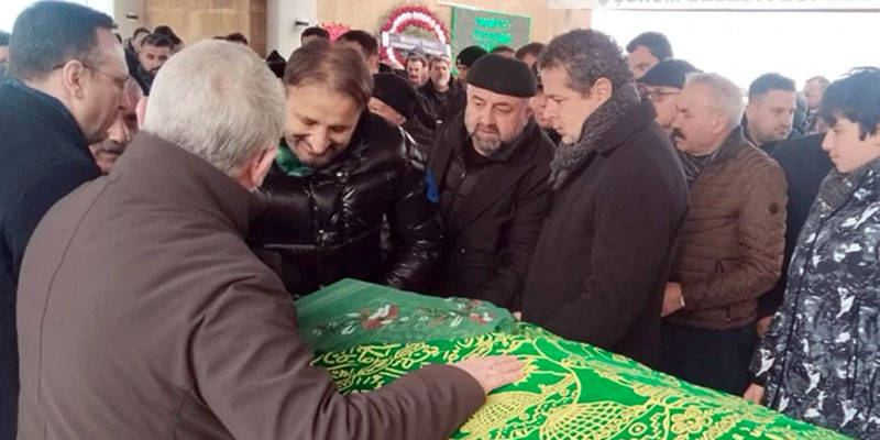 Cüneyt Özdemir... ANNESİNİ TOPRAĞA VERDİ!