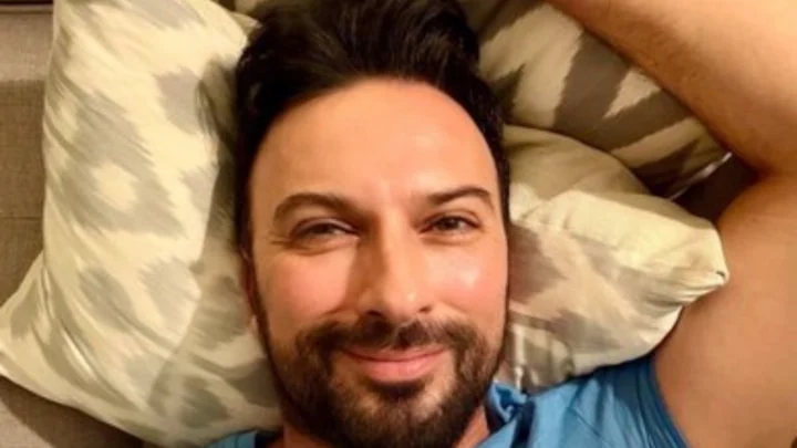 Tarkan... KONSER SONRASI DİNLENME POZU; 'KOLTUKLA AŞK GÜNÜM!'