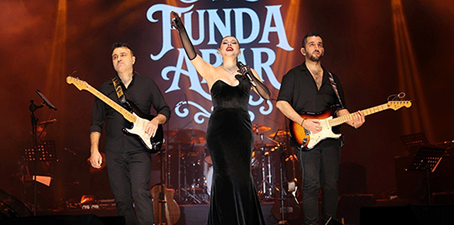 Funda Arar... KIBRIS’TA 60'LARIN FUNDA'SI!