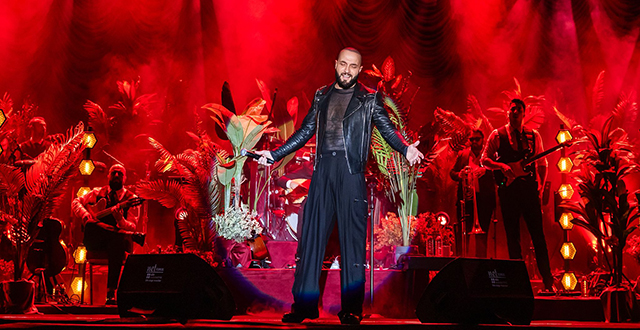 Berkay... TRANSPARAN SAHNE TARZI!