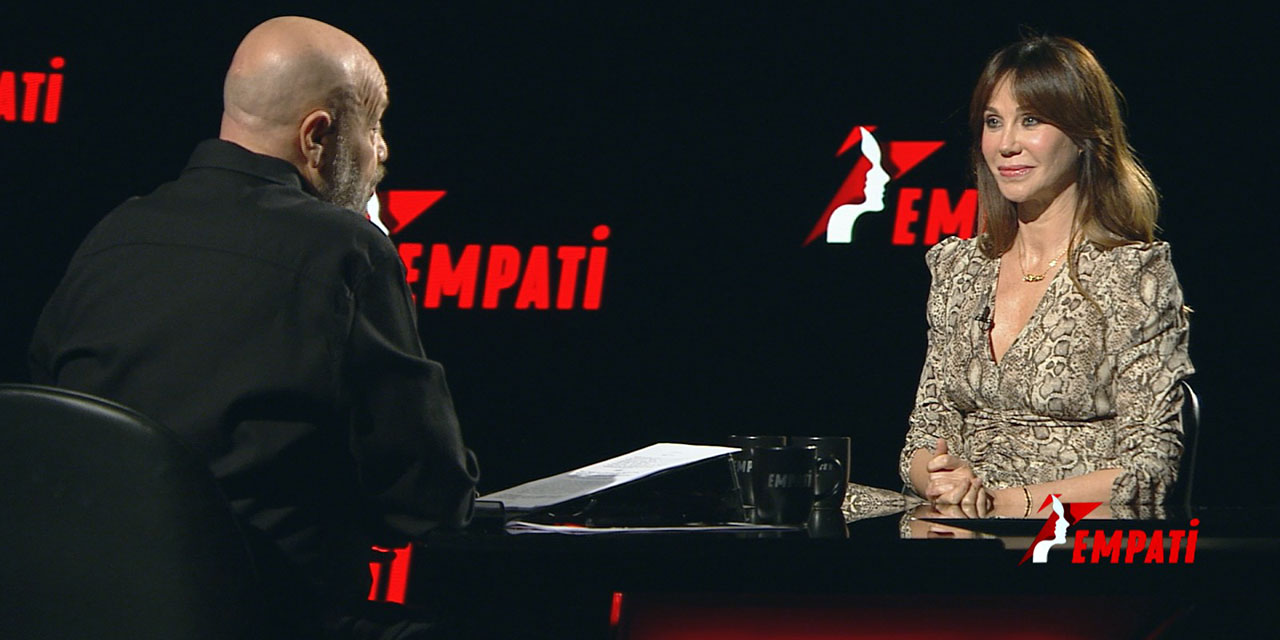 Demet Şener… “NAZAR İÇİN GÜL SUYU DÖKÜYORUM”!