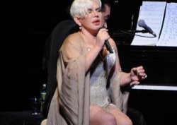 Sezen Aksu... AMERİKA TURNESİNDE MİNİ ETEKLİ FİNAL!